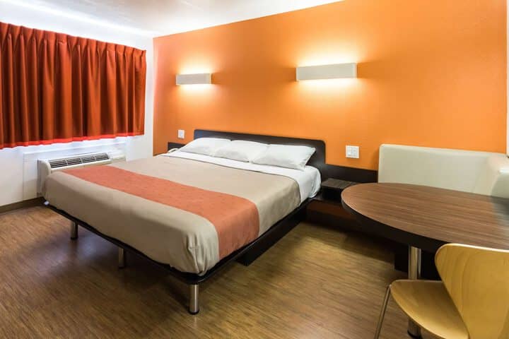 Room 6 of 27