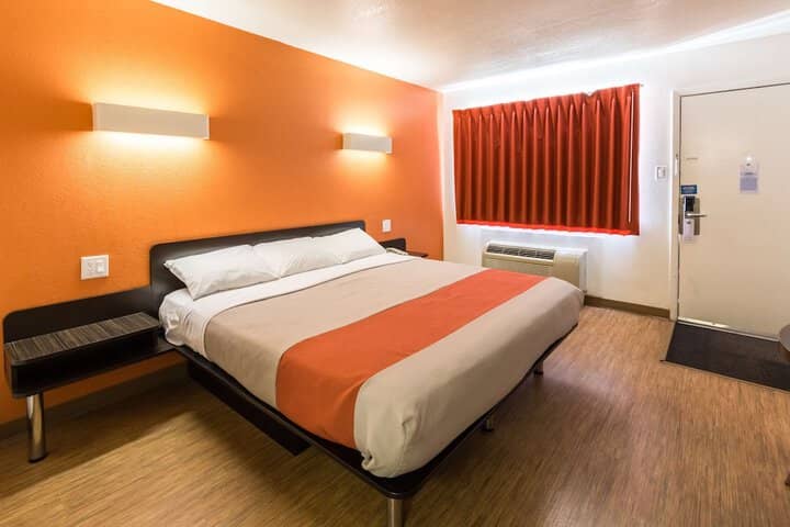 Room 8 of 27