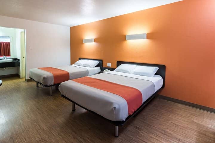 Room 10 of 27
